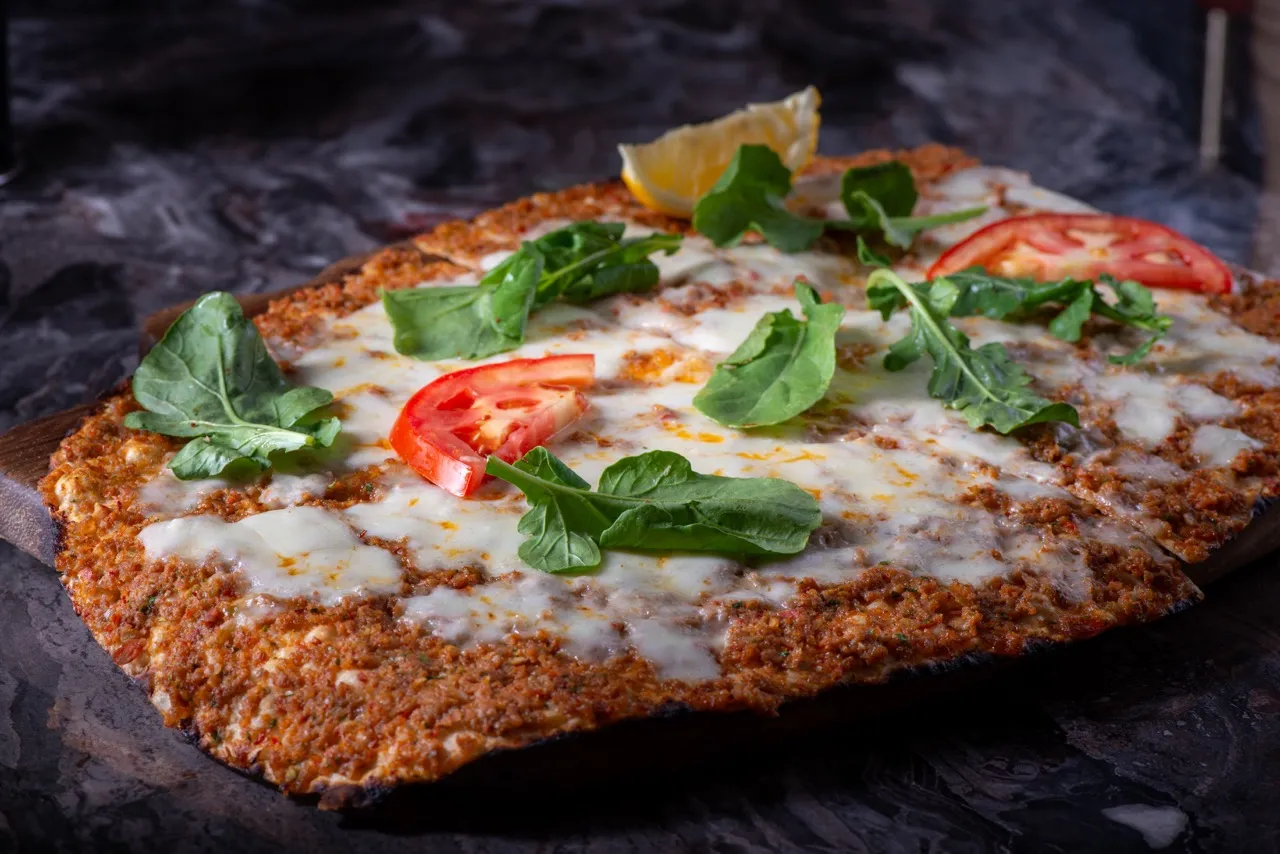 Kaşarlı Lahmacun