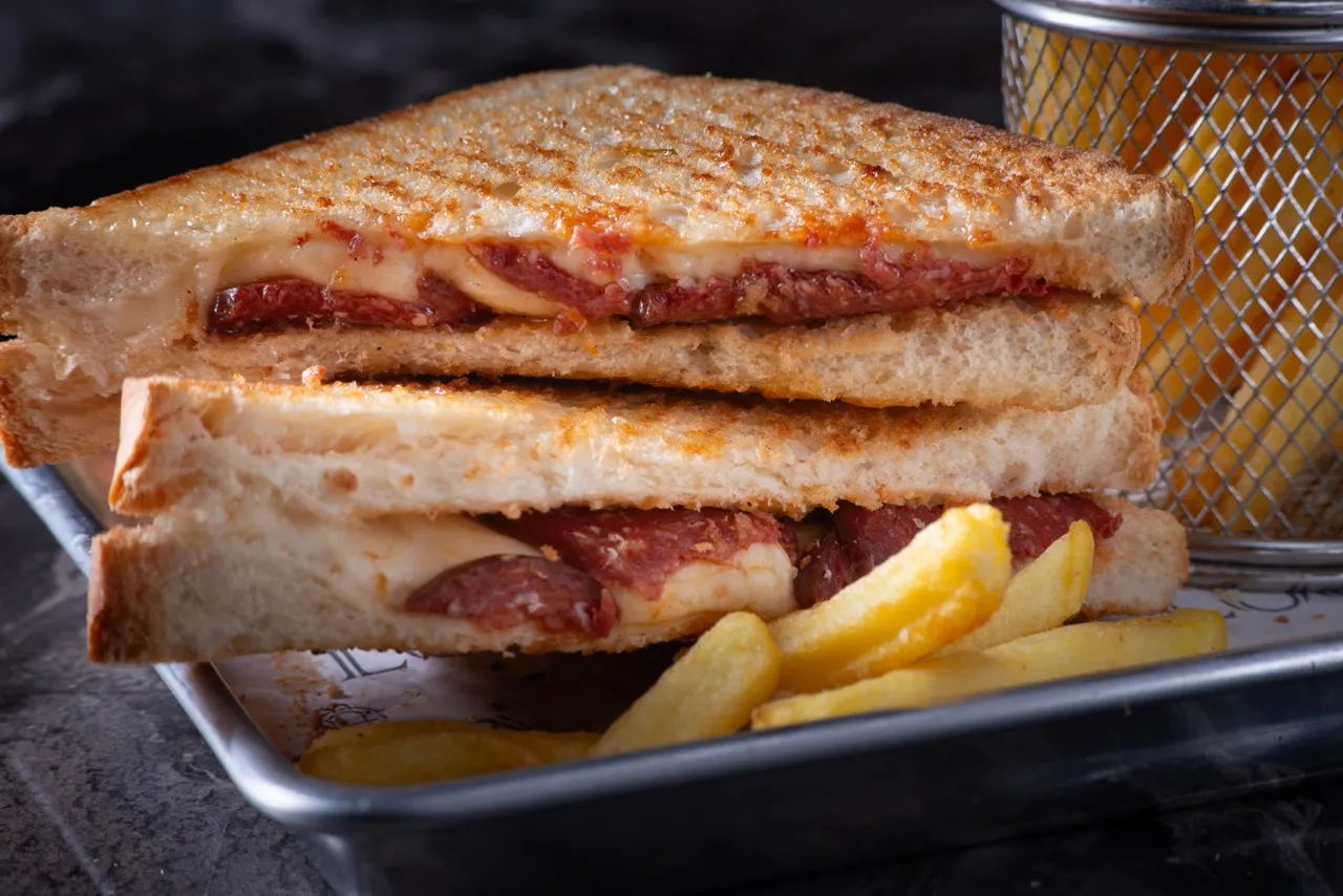 Sucuklu Tost